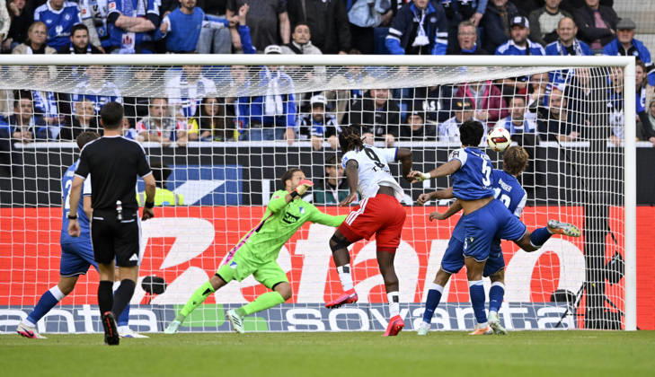 TOR zum 2:2 Terem Moffi Hamburger SV HSV (09) Torschuss Aktion Torchance Kopfballduell Zweikampf Aktion gegen Ozan Kabak TSG 1899 Hoffenheim (05) Wouter Burger TSG 1899 Hoffenheim (18) Torwart Oliver Baumann TSG 1899 Hoffenheim (01) Schiedsrichter Referee Harm Osmers TSG 1899 Hoffenheim vs Hamburger SV HSV 10.10.2026 DFL REGULATIONS PROHIBIT ANY USE OF PHOTOGRAPHS AS IMAGE SEQUENCES AND OR QUASI-VIDEO TSG 1899 Hoffenheim vs Hamburger SV HSV