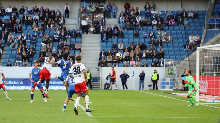 10.10.2026, xrekx, Fussball 1.Bundesliga, TSG 1899 Hoffenheim - Hamburger SV v.l. Kopfball zum 2:2 durch Terem Moffi (Hamburger SV) Oliver Baumann (TSG 1899 Hoffenheim) (DFL DFB REGULATIONS PROHIBIT ANY USE OF PHOTOGRAPHS as IMAGE SEQUENCES and or QUASI-VIDEO) Sinsheim