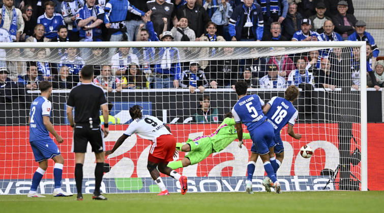 TOR zum 2:2 Terem Moffi Hamburger SV HSV (09) Torschuss Aktion Torchance Kopfballduell Zweikampf Aktion gegen Ozan Kabak TSG 1899 Hoffenheim (05) Wouter Burger TSG 1899 Hoffenheim (18) Torwart Oliver Baumann TSG 1899 Hoffenheim (01) Schiedsrichter Referee Harm Osmers TSG 1899 Hoffenheim vs Hamburger SV HSV 10.10.2026 DFL REGULATIONS PROHIBIT ANY USE OF PHOTOGRAPHS AS IMAGE SEQUENCES AND OR QUASI-VIDEO TSG 1899 Hoffenheim vs Hamburger SV HSV