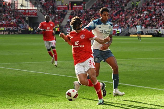 10.10.2026, xsltx, Fussball 1.Bundesliga, FSV Mainz 05 - Bayer 04 Leverkusen v.l. Jarell Quansah (Bayer 04 Leverkusen) Fabio Gruber (FSV Mainz 05) Zweikampf, Aktion, action, battle for the ball (DFL DFB REGULATIONS PROHIBIT ANY USE OF PHOTOGRAPHS as IMAGE SEQUENCES and or QUASI-VIDEO) Mainz