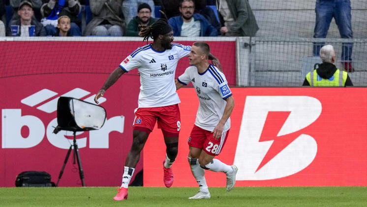 v.li.: Terem Moffi (HSV, 9), Miro Muheim (HSV, 28), Spieler vom Hamburger SV (HSV) jubeln über das Tor zum 2:2, Jubel, Torjubel, Torerfolg, celebrate the goal, goal, celebration, jubelt ueber das Tor, Freuen, Freude, freut sich, optimistisch, positiv, Spielszene, Highlight, Action, Aktion, 10.10.2026, Sinsheim (Deutschland), Fussball, Bundesliga, TSG 1899 Hoffenheim - Hamburger SV, DFB DFL REGULATIONS PROHIBIT ANY USE OF PHOTOGRAPHS AS IMAGE SEQUENCES AND OR QUASI-VIDEO.