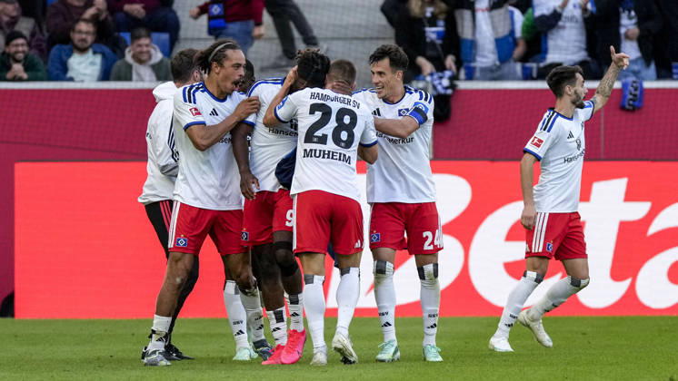 Spieler vom Hamburger SV (HSV), jubeln über das Tor zum 2:2, Jubel, Torjubel, Torerfolg, celebrate the goal, goal, celebration, jubelt ueber das Tor, Freuen, Freude, freut sich, optimistisch, positiv, Spielszene, Highlight, Action, Aktion, 10.10.2026, Sinsheim (Deutschland), Fussball, Bundesliga, TSG 1899 Hoffenheim - Hamburger SV, DFB DFL REGULATIONS PROHIBIT ANY USE OF PHOTOGRAPHS AS IMAGE SEQUENCES AND OR QUASI-VIDEO.