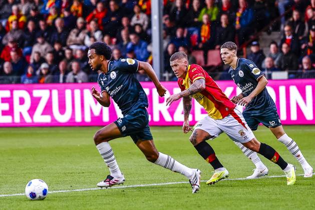 DEVENTER , 10-10-2026 , Stadium De Adelaarshorst , season 2026 2027 , Dutch Eredivisie football . match between Go Ahead Eagles and Sparta Rotterdam, Picture shows Sparta player Marvin Young , Eagles player Victor Edvardsen Go Ahead Eagles - Sparta  x208110429x Copyright: