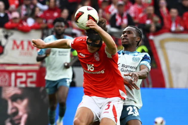 10.10.2026, xsltx, Fussball 1.Bundesliga, FSV Mainz 05 - Bayer 04 Leverkusen v.l. Fabio Gruber (FSV Mainz 05) Nathan Tella (Bayer 04 Leverkusen) Zweikampf, Aktion, action, battle for the ball (DFL DFB REGULATIONS PROHIBIT ANY USE OF PHOTOGRAPHS as IMAGE SEQUENCES and or QUASI-VIDEO) Mainz