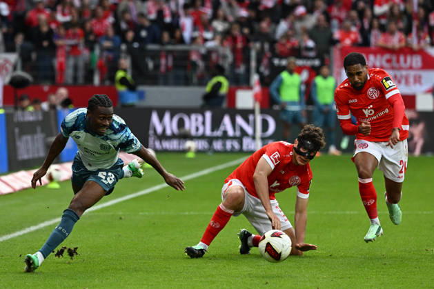 10.10.2026, xsltx, Fussball 1.Bundesliga, FSV Mainz 05 - Bayer 04 Leverkusen v.l. Fabio Gruber (FSV Mainz 05) Nathan Tella (Bayer 04 Leverkusen) Zweikampf, Aktion, action, battle for the ball (DFL DFB REGULATIONS PROHIBIT ANY USE OF PHOTOGRAPHS as IMAGE SEQUENCES and or QUASI-VIDEO) Mainz