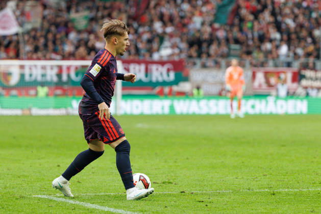 Lennart Karl (42, FC Bayern München) beim Spiel zwischen FC Augsburg v FC Bayern München, Fussball, Herren, Bundesliga, 2026 2027, 5.Spieltag am 10.10.2026 in Augsburg, WWK ARENA. DFL and DFB regulations prohibit any use of photographs as image sequences and or quasi-video. Bayern Deutschland