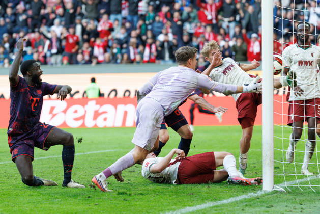 Hennes Behrens (16, FC Augsburg) und Finn Dahmen (1, FC Augsburg) retten auf der Linie beim Spiel zwischen FC Augsburg v FC Bayern München, Fussball, Herren, Bundesliga, 2026 2027, 5.Spieltag am 10.10.2026 in Augsburg, WWK ARENA. DFL and DFB regulations prohibit any use of photographs as image sequences and or quasi-video. Bayern Deutschland