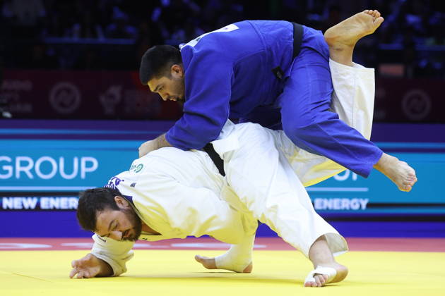AZERBAIJAN, BAKU - OCTOBER 10, 2026: Azerbaijan s Dzhamal Gamzatkhanov (top) and Kanan Nasibov fight in their heavyweight bout during the 2026 World Judo Championships at the National Gymnastics Arena. Mikhail Sinitsyn TASS  99047907