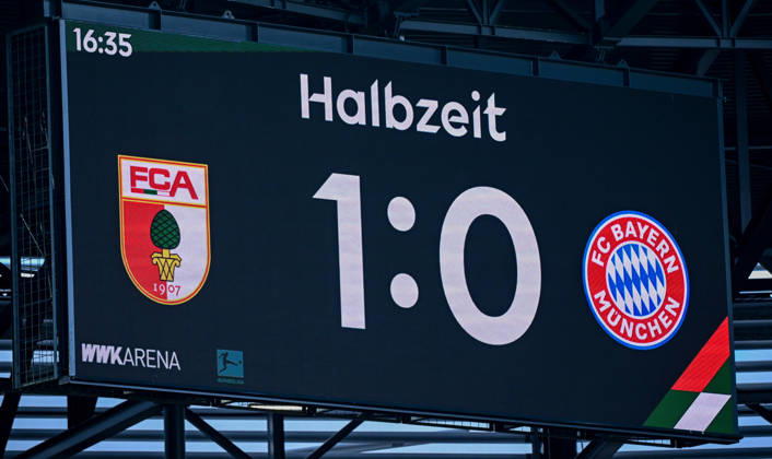 10.10.2026, xemx, Fussball 1.Bundesliga, FC Augsburg - Bayern München v.l. Anzeigetafel Spielstand zur Halbzeit 1:0 (DFL DFB REGULATIONS PROHIBIT ANY USE OF PHOTOGRAPHS as IMAGE SEQUENCES and or QUASI-VIDEO) Augsburg