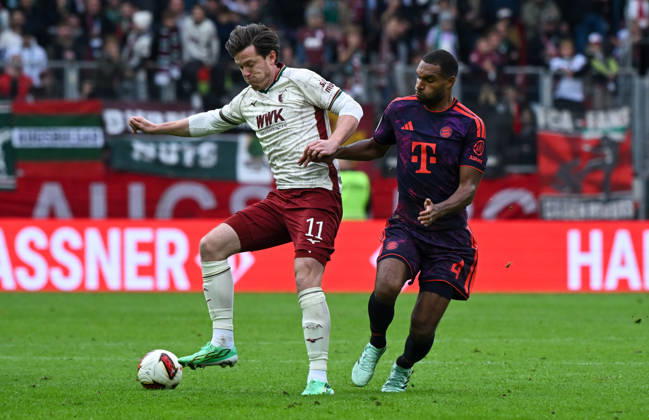 10.10.2026, xemx, Fussball 1.Bundesliga, FC Augsburg - Bayern München v.l. Michael Gregoritsch (FC Augsburg), Jonathan Tah (FC Bayern Muenchen) Zweikampf, Aktion, action, battle for the ball (DFL DFB REGULATIONS PROHIBIT ANY USE OF PHOTOGRAPHS as IMAGE SEQUENCES and or QUASI-VIDEO) Augsburg