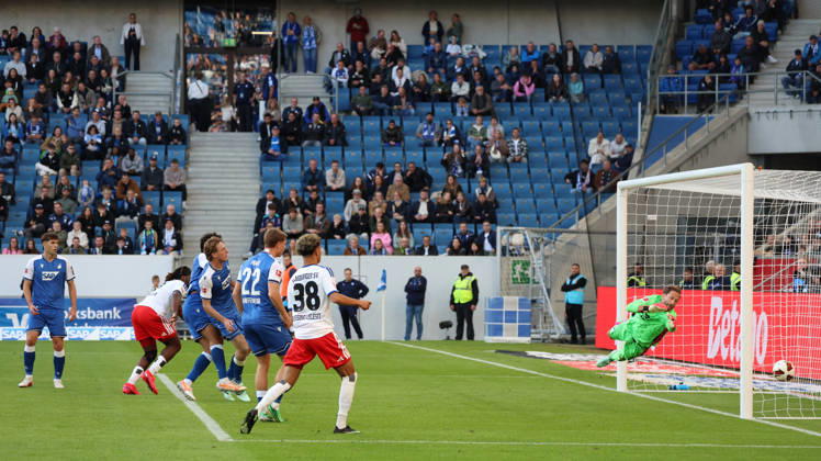 10.10.2026, xrekx, Fussball 1.Bundesliga, TSG 1899 Hoffenheim - Hamburger SV v.l. Kopfball zum 2:2 durch Terem Moffi (Hamburger SV) Oliver Baumann (TSG 1899 Hoffenheim) (DFL DFB REGULATIONS PROHIBIT ANY USE OF PHOTOGRAPHS as IMAGE SEQUENCES and or QUASI-VIDEO) Sinsheim