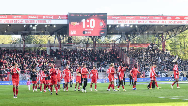 im Bild v.l.: Union siegt nach 90 plus 2 Minuten 1:0, Freude, Jubel, Zufriedenheit in den Gesichtern der Spieler, GER, Berlin, Fussball, 1. FC Union Berlin vs SV Elversberg, in der Alten Försterei, 10.10.2026, DFB DFL REGULATIONS PROHIBIT ANY USE OF PHOTOGRAPHS AS IMAGE SEQUENCES AND OR QUASI-VIDEO, Copyright: HMBxMedia UwexKoch