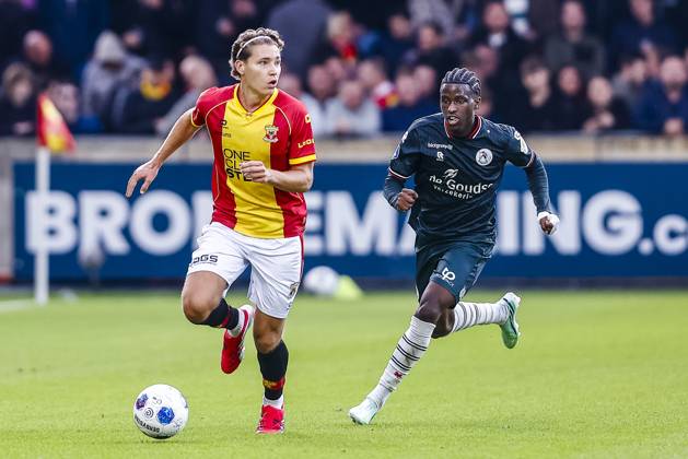 DEVENTER , 10-10-2026 , Stadium De Adelaarshorst , season 2026 2027 , Dutch Eredivisie football . match between Go Ahead Eagles and Sparta Rotterdam, Picture shows Eagles player Soren Tengstedt , Sparta player Isaac Babadi Go Ahead Eagles - Sparta  x208111064x Copyright: