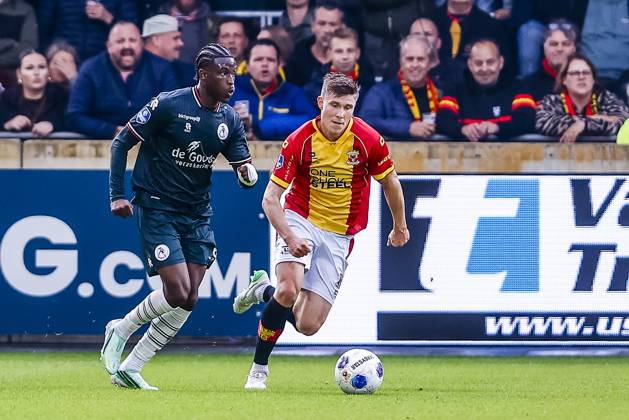 DEVENTER , 10-10-2026 , Stadium De Adelaarshorst , season 2026 2027 , Dutch Eredivisie football . match between Go Ahead Eagles and Sparta Rotterdam, Picture shows , Sparta player Isaac Babadi , Eagles player Alfons Sampsted Go Ahead Eagles - Sparta  x208111066x Copyright: