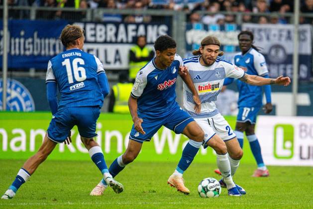 3.Liga MSV Duisburg - TSG Hoffenheim II ** NUR FÜR REDAKTIONELLE ZWECKE ** EDITORIAL USE ONLY **<p>Fußball 3.Liga MSV Duisburg - TSG Hoffenheim II am 10.10.26 in der Schauinsland-Reisen Arena in Duisburg Tristan Spranger( Hoffenheim 2),links - Joshua Bitter ( Duisburg ),rechts Duisburg Copyright: JakobxKlos