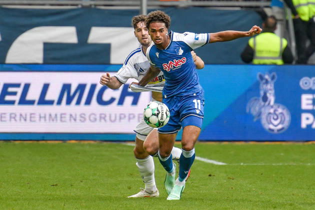 v. li. im Zweikampf Tobias Fleckstein (Duisburg 5) Jykese Fields (Hoffenheim 11) 10.10.2026 ¢ Fussball ¢ MSV Duisburg vs TSG 1899 Hoffenheim II, Schauinsland-Reisen-Arena, Duisburg, DFB DFL REGULATIONS PROHIBIT ANY USE OF PHOTOGRAPHS AS IMAGE SEQUENCES AND OR QUASI-VIDEO NRW Germany