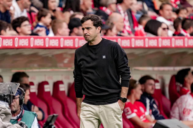 Deutschland: Fussball Saison 2026 2027 , 1. Bundesliga , 5. Spieltag , 1. FSV Mainz 05 vs. Bayer 04 Leverkusen - MEWA-Arena (Mainz) : Carles Martinez Carles Martinez (Trainer, Bayer 04 Leverkusen) Mimik, Gesichtsausdruck, Emotion Mainz MEWA-Arena Deutschland Germany Copyright: xBennetxLongx