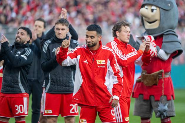 Fußball, Herren, Saison 2026 2027, 1. Bundesliga (5. Spieltag), 1. FC Union Berlin - SV 07 Elversberg, v. l. Kastriot Imeri (1. FC Union Berlin), Michel Aebischer (1. FC Union), Livan Burcu (1. FC Union Berlin), Tim Skarke (1. FC Union Berlin), Maskottchen Ritter Keule (1. FC Union), Jubel nach dem Abpfiff, 10.10.2026, Copyright: xMatthiasxKochx