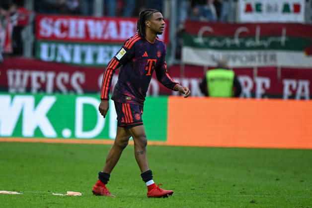 10.10.2026, xemx, Fussball 1.Bundesliga, FC Augsburg - Bayern München v.l. Mannschaft, Spieler, enttaeuscht, enttaeuscht schauend nach Spielende, dissapointed at the end of the match (DFL DFB REGULATIONS PROHIBIT ANY USE OF PHOTOGRAPHS as IMAGE SEQUENCES and or QUASI-VIDEO) Augsburg