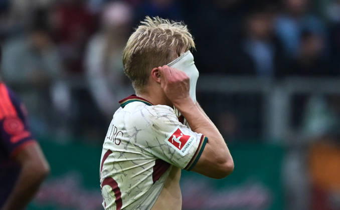 10.10.2026, xemx, Fussball 1.Bundesliga, FC Augsburg - Bayern München v.l. Mannschaft, Spieler, enttaeuscht, enttaeuscht schauend nach Spielende, dissapointed at the end of the match Hennes Behrens (FC Augsburg) (DFL DFB REGULATIONS PROHIBIT ANY USE OF PHOTOGRAPHS as IMAGE SEQUENCES and or QUASI-VIDEO) Augsburg