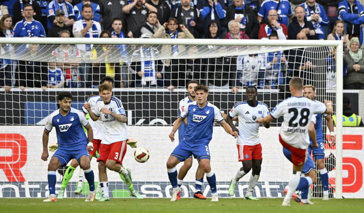 TOR zum 2:3 Miro Muheim Hamburger SV HSV (28) Torschuss Aktion Torchance findet Weg durch Freund und Feind ins Tor TSG 1899 Hoffenheim vs Hamburger SV HSV 10.10.2026 DFL REGULATIONS PROHIBIT ANY USE OF PHOTOGRAPHS AS IMAGE SEQUENCES AND OR QUASI-VIDEO TSG 1899 Hoffenheim vs Hamburger SV HSV