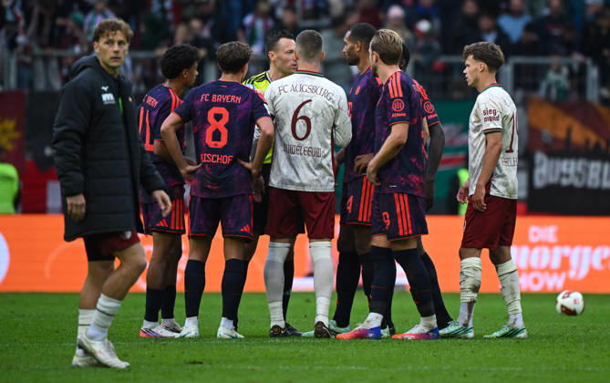 10.10.2026, xemx, Fussball 1.Bundesliga, FC Augsburg - Bayern München v.l. Mannschaft, Spieler, enttaeuscht, enttaeuscht schauend nach Spielende, dissapointed at the end of the match (DFL DFB REGULATIONS PROHIBIT ANY USE OF PHOTOGRAPHS as IMAGE SEQUENCES and or QUASI-VIDEO) Augsburg