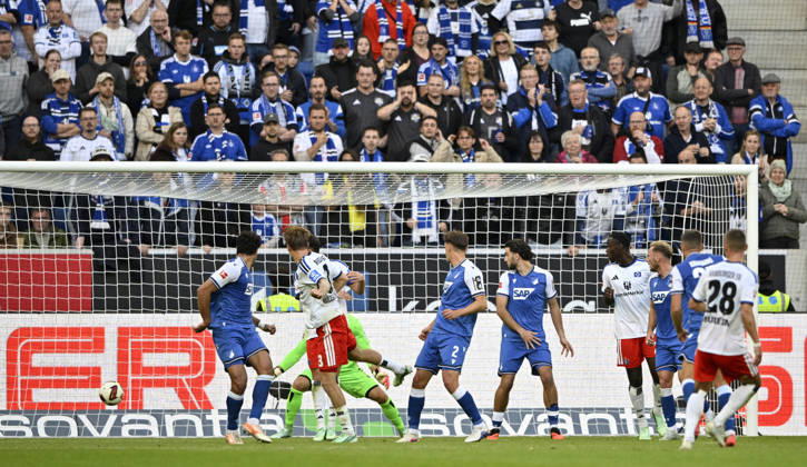 TOR zum 2:3 Miro Muheim Hamburger SV HSV (28) Torschuss Aktion Torchance findet Weg durch Freund und Feind ins Tor TSG 1899 Hoffenheim vs Hamburger SV HSV 10.10.2026 DFL REGULATIONS PROHIBIT ANY USE OF PHOTOGRAPHS AS IMAGE SEQUENCES AND OR QUASI-VIDEO TSG 1899 Hoffenheim vs Hamburger SV HSV