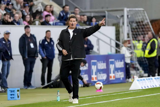 Merlin Polzin (Trainer, Cheftrainer, HSV), gibt Anweisungen, gestikuliert, mit den Armen gestikulieren, Freisteller, Ganzkörper, Einzelbild, Einzelfoto, Aktion, Action, am Spielfeldrand, an der Seitenauslinie, 10.10.2026, Sinsheim (Deutschland), Fussball, Bundesliga, TSG 1899 Hoffenheim - Hamburger SV, DFB DFL REGULATIONS PROHIBIT ANY USE OF PHOTOGRAPHS AS IMAGE SEQUENCES AND OR QUASI-VIDEO.
