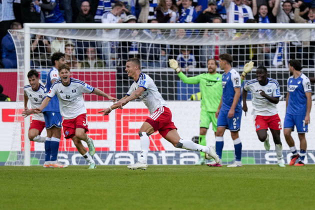 Torschütze Miro Muheim (HSV, 28), Spieler vom Hamburger SV (HSV), jubelt über das Tor zum 2:3, Jubel, jubeln, Torjubel, Torerfolg, celebrate the goal, goal, celebration, jubelt ueber das Tor, Freuen, Freude, freut sich, optimistisch, positiv, Spielszene, Highlight, Einzelbild, Einzelfoto, Aktion, Action, 10.10.2026, Sinsheim (Deutschland), Fussball, Bundesliga, TSG 1899 Hoffenheim - Hamburger SV, DFB DFL REGULATIONS PROHIBIT ANY USE OF PHOTOGRAPHS AS IMAGE SEQUENCES AND OR QUASI-VIDEO.