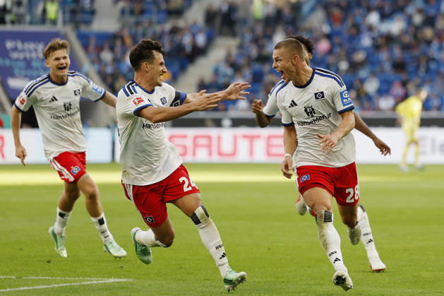 v.l.n.r.: David Moller Wolfe (HSV), Nicolas Capaldo (HSV), Warmed Omari (HSV) und Torschuetze, Scorer Miro Muheim (HSV), Jubel nach dem Tor zum 2:3, jubelnd, bejubelt, jubelt, jubeln, Cheers after the goal, cheering, celebrated, cheers, cheering, emotionsim Bundesliga-Spiel zwischen der TSG 1899 Hoffenheim und dem Hamburger SV in der PreZero Arena, Sinsheim, Deutschland, am 10. Oktober 2026. in action during the Bundesliga match between TSG 1899 Hoffenheim and Hamburger SV at the PreZero Arena, Sinsheim, Germany, on October 10, 2026. DFB DFL REGULATIONS PROHIBIT ANY USE OF PHOTOGRAPHS AS IMAGE SEQUENCES AND OR QUASI-VIDEO, Copyright: HMBxMedia xHeikoxBecker