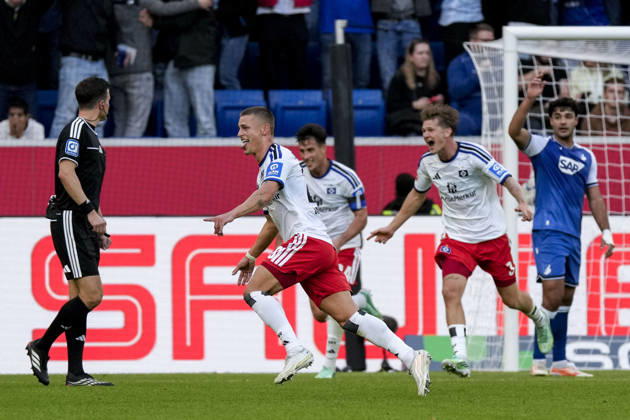 v.li.: Torschütze Miro Muheim (HSV, 28), Nicolas Capaldo (HSV, 24), David Möller Wolfe (HSV, 3), Spieler vom Hamburger SV (HSV), jubeln über das Tor zum 2:3, Jubel, Torjubel, Torerfolg, celebrate the goal, goal, celebration, jubelt ueber das Tor, Freuen, Freude, freut sich, optimistisch, positiv, Spielszene, Highlight, Action, Aktion, 10.10.2026, Sinsheim (Deutschland), Fussball, Bundesliga, TSG 1899 Hoffenheim - Hamburger SV, DFB DFL REGULATIONS PROHIBIT ANY USE OF PHOTOGRAPHS AS IMAGE SEQUENCES AND OR QUASI-VIDEO.