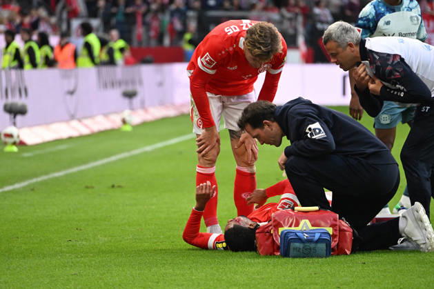 10.10.2026, xsltx, Fussball 1.Bundesliga, FSV Mainz 05 - Bayer 04 Leverkusen v.l. Philipp Mwene (FSV Mainz 05) verletzt, Verletzung, Schmerz, Schmerzen (DFL DFB REGULATIONS PROHIBIT ANY USE OF PHOTOGRAPHS as IMAGE SEQUENCES and or QUASI-VIDEO) Mainz