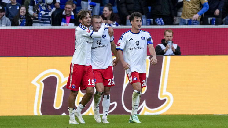 v.li.: Otto Stange (HSV, 19), Torschütze Miro Muheim (HSV, 28), Nicolas Capaldo (HSV, 24), Spieler vom Hamburger SV (HSV), jubeln über das Tor zum 2:3, Jubel, Torjubel, Torerfolg, celebrate the goal, goal, celebration, jubelt ueber das Tor, Freuen, Freude, freut sich, optimistisch, positiv, Spielszene, Highlight, Action, Aktion, 10.10.2026, Sinsheim (Deutschland), Fussball, Bundesliga, TSG 1899 Hoffenheim - Hamburger SV, DFB DFL REGULATIONS PROHIBIT ANY USE OF PHOTOGRAPHS AS IMAGE SEQUENCES AND OR QUASI-VIDEO.