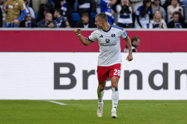 Torschütze Miro Muheim (HSV, 28), Spieler vom Hamburger SV (HSV), jubelt über das Tor zum 2:3, Jubel, jubeln, Torjubel, Torerfolg, celebrate the goal, goal, celebration, jubelt ueber das Tor, Freuen, Freude, freut sich, optimistisch, positiv, Spielszene, Highlight, Freisteller, Ganzkörper, Einzelbild, Einzelfoto, Aktion, Action, 10.10.2026, Sinsheim (Deutschland), Fussball, Bundesliga, TSG 1899 Hoffenheim - Hamburger SV, DFB DFL REGULATIONS PROHIBIT ANY USE OF PHOTOGRAPHS AS IMAGE SEQUENCES AND OR QUASI-VIDEO.