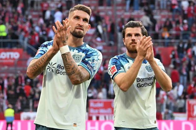 10.10.2026, xsltx, Fussball 1.Bundesliga, FSV Mainz 05 - Bayer 04 Leverkusen v.l. Jubel, Freude über den Sieg Robert Andrich (Bayer 04 Leverkusen) Jonas Hofmann (Bayer 04 Leverkusen) (DFL DFB REGULATIONS PROHIBIT ANY USE OF PHOTOGRAPHS as IMAGE SEQUENCES and or QUASI-VIDEO) Mainz