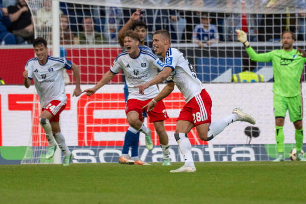 Torjubel des Torschützen Miro Muheim (Hamburger SV). xettx, Deutschland, Sinsheim, 10.10.2026, Fussball, Bundesliga: TSG 1899 Hoffenheim vs Hamburger SV, Saison 2026 2027, 5. Spieltag, SNP Arena DFL DFB REGULATIONS PROHIBIT ANY USE OF PHOTOGRAPHS AS IMAGE SEQUENCES AND OR QUASI-VIDEO.