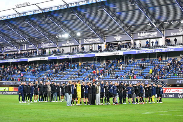 Paderborn, Home-Deluxe-Arena, 10.10.26, GER, Herren, 1.Bundesliga, Saison 2026-2027, SC Paderborn 07 - VfB Stuttgart Bild: Spieler aus Paderborn unzufrieden, enttaeuscht, niedergeschlagen, frustriert, traurig vor Fankurve, Fans, Fanblock DFL regulations prohibit any use of photographs as image sequences and or quasi-video. Nordrhein-Westfalen Deutschland