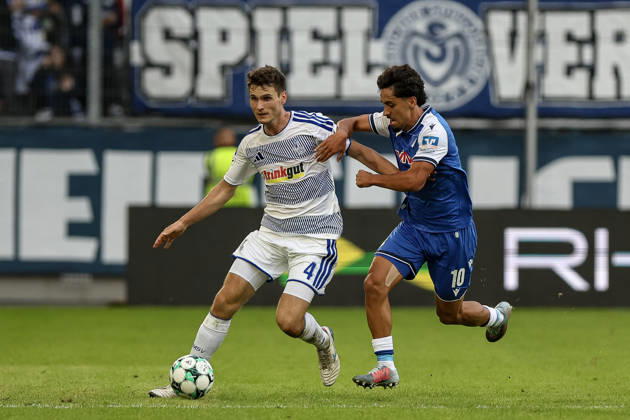 10.10.2026, GER, Fussball, Herren, 3. Liga, Saison 2026 2027, MSV Duisburg - TSG Hoffenheim II Martin Ens (Duisburg) und Muhammed Yasin Batuhan Zor (TSG II) im Kampf um den Ball Duisburg schauinsland-reisen-Arena Nordrhein-Westfalen Deutschland Copyright: xAdrianxSchlüterx