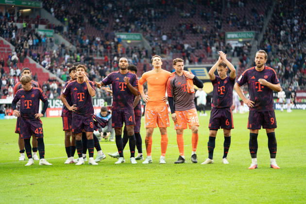 Die Spieler des FC Bayern Lennart Karl (42 Bayern) , Tom Bischof(8 Bayern) , Jonathan Tah (4 Bayern) , Aleksandar Pavlovic (45 Bayern) , Josip Stanisic (44 Bayern) , Lennart Karl (42 Bayern) Manuel Neuer (1 Bayern) , Jonas Urbig (40 Bayern) , Joshua Kimmich (6 Bayern) und Harry Kane (9 Bayern) stehen in der Kurve nach dem Bundesligaspiel FC Augsburg - FC Bayern München am 10.10.2026.