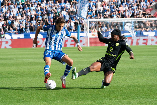 ESP: LaLiga EA Sports Deportivo Alaves v Atletico Madrid Nahuel Tenaglia of Deportivo Alaves and Ademola Lookman of Atletico de Madrid during LaLiga EA Sports between Deportivo Alaves v Atletico Madrid played at Mendizorroza Stadium in Vitoria-Gasteiz on October 10, 2026 in Spain VITORIA GASTEIZ Spain Futbol Copyright: xAgenciaxLOFx