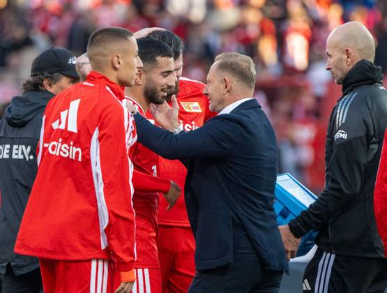 Fußball, Herren, Saison 2026 2027, 1. Bundesliga (5. Spieltag), 1. FC Union Berlin - SV 07 Elversberg, v. l. Marin Ljubicic (1. FC Union Berlin), Livan Burcu (1. FC Union Berlin), Trainer Mauro Lustrinelli (1. FC Union Berlin), Leitender Physiotherapeut Sven Kuhlbrodt (1. FC Union), Jubel nach dem Abpfiff, 10.10.2026, Copyright: xMatthiasxKochx