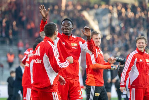 Fußball, Herren, Saison 2026 2027, 1. Bundesliga (5. Spieltag), 1. FC Union Berlin - SV 07 Elversberg, v. l., Rani Khedira (1. FC Union Berlin), Mekhi Gray (1. FC Union), Torwart Matheo Raab (1. FC Union Berlin), Tim Skarke (1. FC Union Berlin), Jubel nach dem Abpfiff, 10.10.2026, Copyright: xMatthiasxKochx