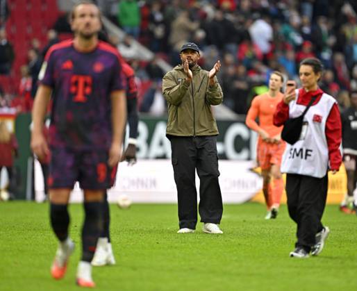 10.10.2026, Fussball Bundesliga 2026 2027, 5.Spieltag, FC Augsburg - FC Bayern München, in der WWK-Arena Augsburg, v.l. Harry Kane (FC Bayern München) und Trainer Vincent Kompany (FC Bayern München) sind nach dem Spiel enttäuscht..