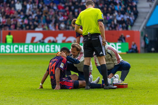 10.10.26 FC Augsburg - FC Bayern München Deutschland, Augsburg, 10.10.2026, Fussball, Bundesliga, Saison 2026 2027, FC Augsburg - FC Bayern München: Ismael Saibari (FC Bayern München); Verletzung, angeschlagen, am Boden sitzend.