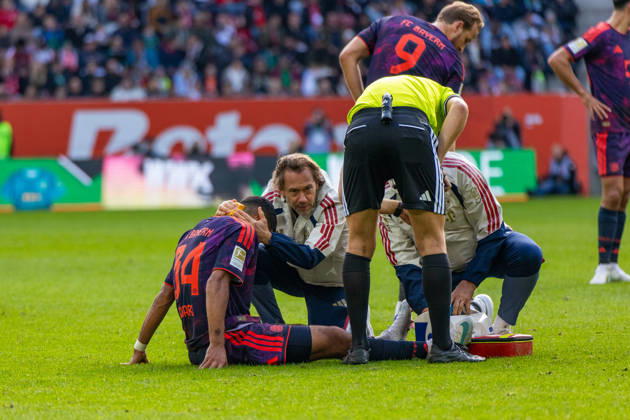 10.10.26 FC Augsburg - FC Bayern München Deutschland, Augsburg, 10.10.2026, Fussball, Bundesliga, Saison 2026 2027, FC Augsburg - FC Bayern München: Ismael Saibari (FC Bayern München); Verletzung, angeschlagen, am Boden sitzend.