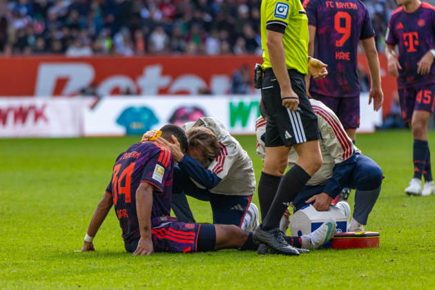 10.10.26 FC Augsburg - FC Bayern München Deutschland, Augsburg, 10.10.2026, Fussball, Bundesliga, Saison 2026 2027, FC Augsburg - FC Bayern München: Ismael Saibari (FC Bayern München); Verletzung, angeschlagen, am Boden sitzend.