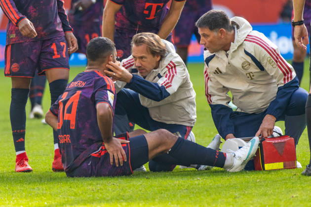 10.10.26 FC Augsburg - FC Bayern München Deutschland, Augsburg, 10.10.2026, Fussball, Bundesliga, Saison 2026 2027, FC Augsburg - FC Bayern München: Ismael Saibari (FC Bayern München); Verletzung, angeschlagen, am Boden sitzend.
