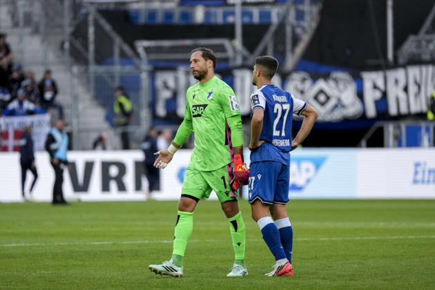 v.li.: Oliver Baumann (Torwart, Hoffenheim, 1, Kapitän), Andrej Kramaric (Hoffenheim, 27), Spieler der TSG 1899 Hoffenheim, enttäuscht über die Niederlage, Enttäuschung nach dem Schlusspfiff, Highlight, Verlierer, verloren, Frustration, disappointed, pessimistisch, 10.10.2026, Sinsheim (Deutschland), Fussball, Bundesliga, TSG 1899 Hoffenheim - Hamburger SV, DFB DFL REGULATIONS PROHIBIT ANY USE OF PHOTOGRAPHS AS IMAGE SEQUENCES AND OR QUASI-VIDEO.