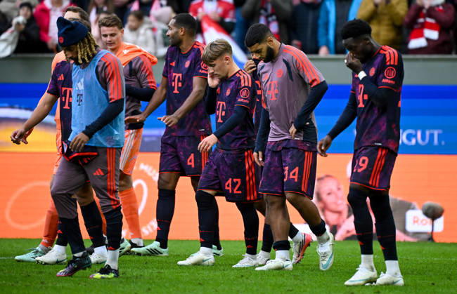 10.10.2026, xemx, Fussball 1.Bundesliga, FC Augsburg - Bayern München v.l. Mannschaft, Spieler, enttaeuscht, enttaeuscht schauend nach Spielende, dissapointed at the end of the match (DFL DFB REGULATIONS PROHIBIT ANY USE OF PHOTOGRAPHS as IMAGE SEQUENCES and or QUASI-VIDEO) Augsburg