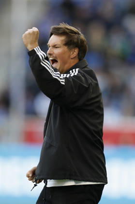 Trainer Merlin Polzin (HSV), Jubel , jubelnd, bejubelt, jubelt, jubeln, cheering, celebrated, cheers, cheering, emotions, Becker Faust im Bundesliga-Spiel zwischen der TSG 1899 Hoffenheim und dem Hamburger SV in der PreZero Arena, Sinsheim, Deutschland, am 10. Oktober 2026. in action during the Bundesliga match between TSG 1899 Hoffenheim and Hamburger SV at the PreZero Arena, Sinsheim, Germany, on October 10, 2026. DFB DFL REGULATIONS PROHIBIT ANY USE OF PHOTOGRAPHS AS IMAGE SEQUENCES AND OR QUASI-VIDEO, Copyright: HMBxMedia xHeikoxBecker